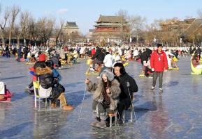 北京什刹海冰场开放了，这一刻是金色的 冰雪嘉年华启幕