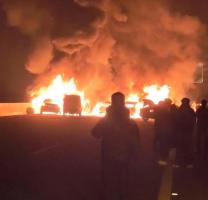 沪昆高速湘潭段货车侧翻引发多车相撞 烟花货车碰撞致大火