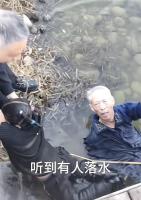 大爷帮穿秋衣赤脚孩子找父母 监护何在？