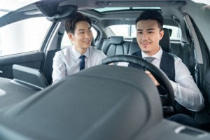 男子突然冲向行驶中的车辆