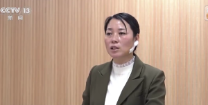 夺刀女警说后怕但不后悔！休假女警一脚踢落嫌犯凶器