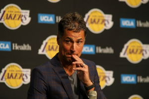 湖媒：佩林卡该被炒鱿鱼了 湖人再败国王