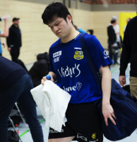 樊振东赢球了仍在噘嘴，一个人为团队独赢两局但还是输了