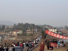 千人帮杀猪的庆福村热闹如5A级景区 刨猪汤成网红热点