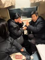 71岁老师一眼认出20年前学生喊名字 师生情深泪目相逢