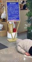 商家称女子趴地不起后营业额减半 员工纠纷引发关注