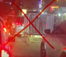 柬埔寨街头惊现"狗笼运活人" 真相让人哭笑不得