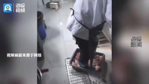 南京一饭店被曝用脚踩食材 官方回应 已介入调查核实