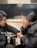 女子被20年老师叫出名字瞬间破防 师生情深泪满眶