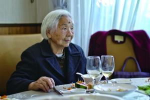 101岁奶奶最爱熬夜追剧吃零食 反向作息乐享生活