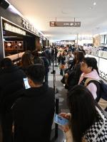 西安一烤鱼店开业有人排队11小时 食客为正宗麻辣味甘愿等待