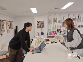 小伙教人缝宠物服装月入5万 萌宠经济新风口