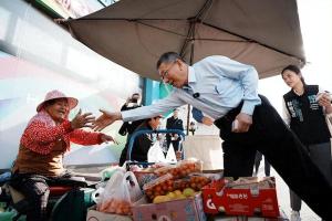 柯文哲东奔西走维持民众党热度 防止泡沫化求生存