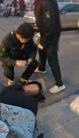 男子突发昏倒 两名国网员工默契援助 晚高峰街头温暖一幕