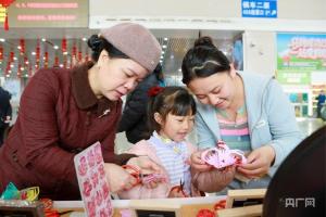 旅客带走非遗里的“闽南年味” 温暖归途添年味