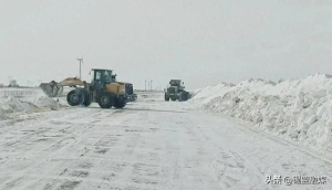锡林浩特养护作业中心不间断除雪破冰 守护平安出行