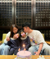 陈赫给女儿的红包里是试卷 巨型试卷引发网友热议