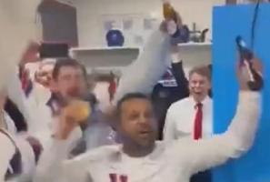 FBI局长被拍到更衣室庆祝夺冠 狂野举止引争议