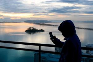 出国探亲被反华组织骗了数万元 警惕境外陷阱