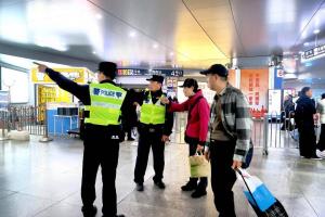 上海警方“护航”返程大客流 确保平安有序