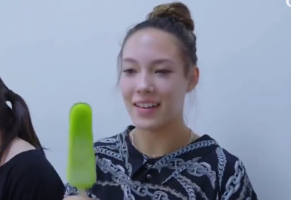 谷爱凌在北京补习吃绿舌头雪糕 谷爱凌吃绿舌头的表情太可爱了