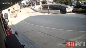 男子勇救落水儿童 整个过程仅两分钟