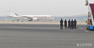 德总理抵达北京 小跑两步出机舱 超级商业天团随行