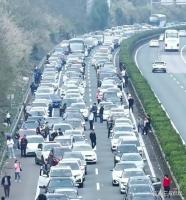 女子加油站人肉插队躺后车引擎盖 丢人现眼行为引众怒