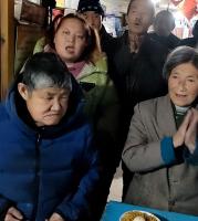 媒体探访因老人吃方便面走红养老院，追问可持续照护的破局之路