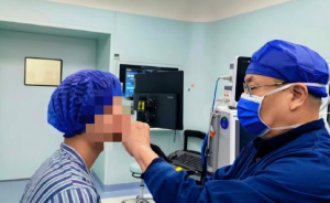 小伙每天刷手机超12小时成斗鸡眼 医生提醒