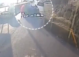 三轮车侧翻公交司机带领乘客救人 为勇敢又善良的好心人点赞