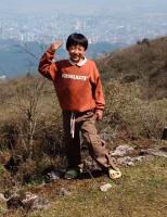 男孩在外婆家独自爬山后走失 两天无音讯引发关注