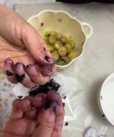 第一次见这样吃蓝莓的，蓝莓剥皮……