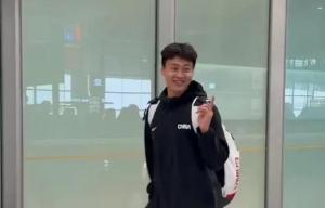 中国男篮凯旋而归！赵睿廖三宁脸带笑容与球迷互动引关注 年轻后卫展现实力