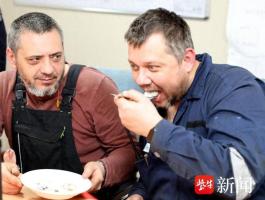 边检民警与外籍船员共庆元宵节 汤圆传递跨国情谊