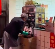 红薯摊主用嘴喷水清洗烤炉 官方：已约谈并要求购置喷壶