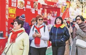 外国人来华过节 “中国年”何以爆火 沉浸式体验中国文化