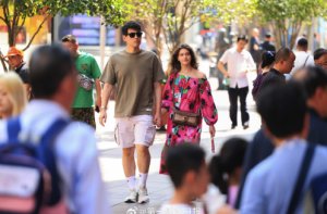 建议继续扩大免签国范围 简化240小时过境免签条件