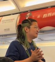 带娃坐飞机提前致歉送礼物 礼貌举动获点赞