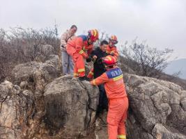 男子爬山因恐高腿软报警求助 消防暖心救援