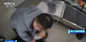 这是一场教科书式的紧急抢救：警民联合抢救突发心脏骤停旅客