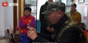 志愿者为老人捎去对英烈父亲的思念