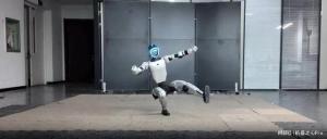 王兴兴署名！烧坏几十台宇树机器人，换来极限动作全能王 OmniXtreme突破高动态控制