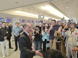 曾继新履新中国驻阿联酋大使 为同胞送行展关怀