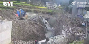 汽车上坡倒车坠入河道车底朝天 目击者称车内3人无大碍