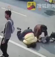 未拴绳罗威纳犬上街连咬3人被带走 恶狗伤人事件频发引关注