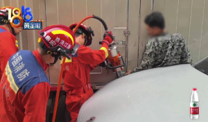 危险！货车溜坡卡住司机消防用气垫救人