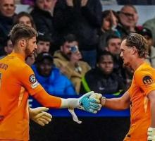 欧冠开场两次失误送大礼！22岁热刺门将17分钟被换下，哭着径直离场 热刺惨败前景堪忧