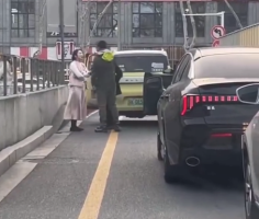一巴掌扇出全网大讨论！扬州一男女因交通纠纷发生口角