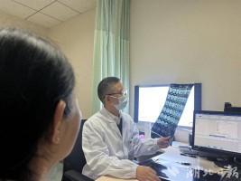 眼皮上开个小口，医生从患者眼眶里“抓”出脑瘤